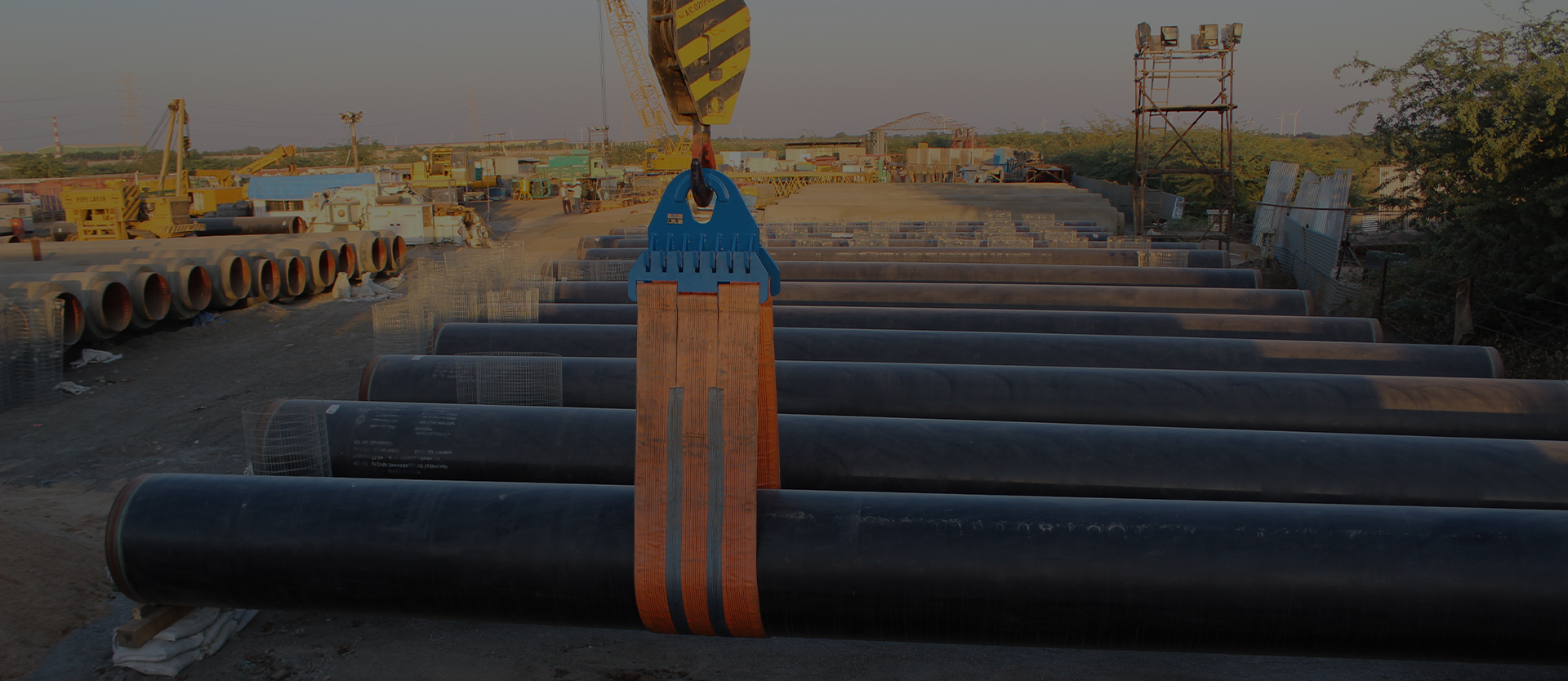 Pipeline construction site with SPM pipe lifting equipment